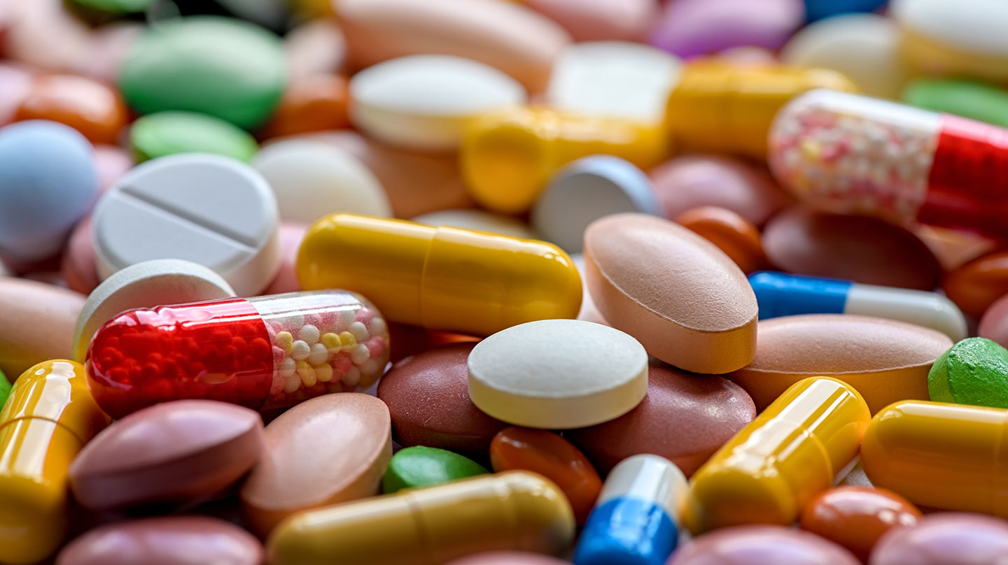 Kapseln, Dragees, Tabletten einnehmen – was ist zu beachten? Bunte Mischung aus einzelnen Tabletten, Kapseln und Dragees