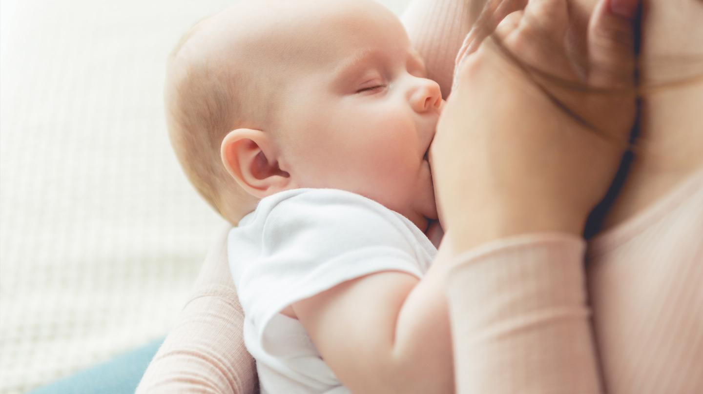 Stillen – das Beste für Ihr Baby Stillen und Muttermilch: Baby trinkt an der Brust der Mutter.
