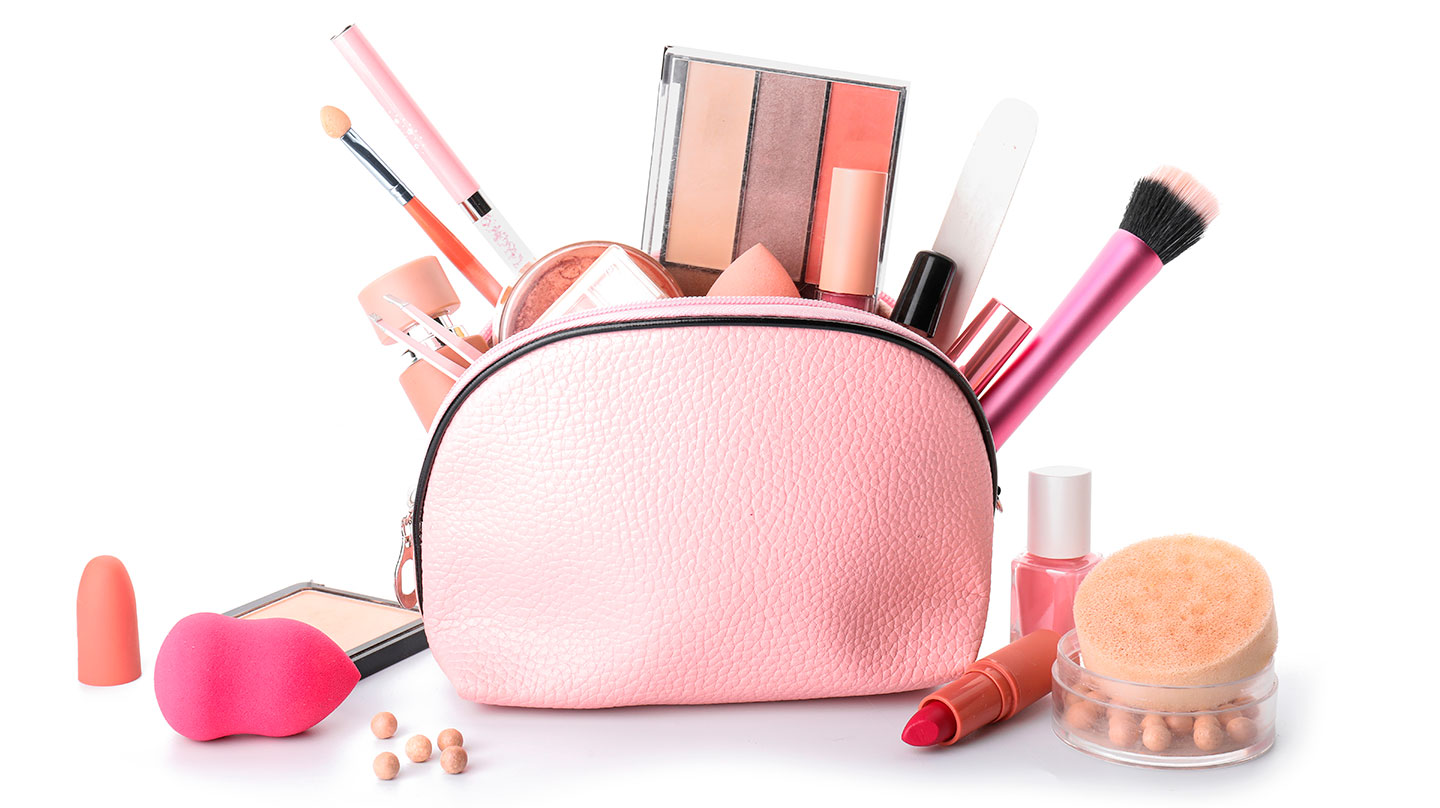 Putz im Beautycase Kosmetik aussortieren