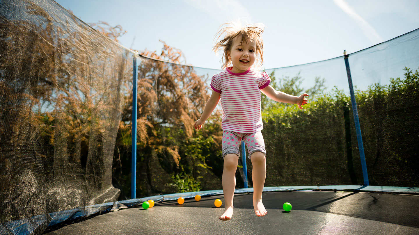 Trampolinspringen: hüpfend in Form Trampolinspringen bringt in Form