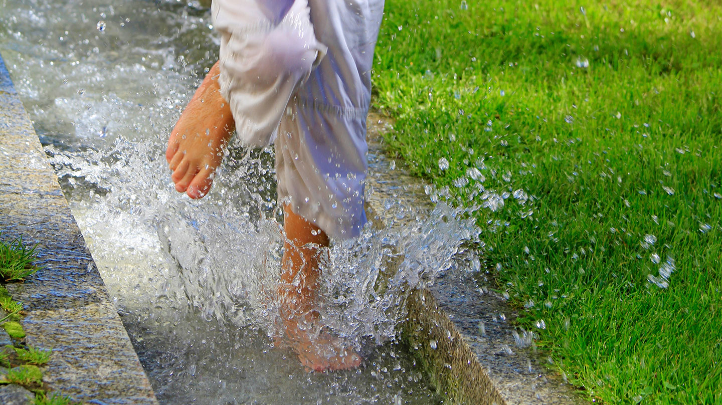 Kneipp–Therapie: Ganzheitlich gesund Kneipp-Therapie behandelt den Menschen ganzheitlich