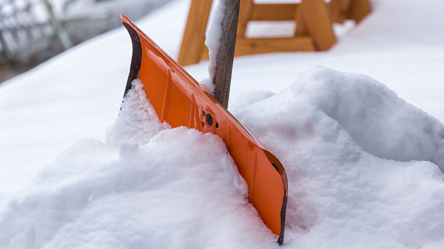 Schneeschippen mit Herzproblemen? Warum Schneeräumen für Herzpatienten gefährlich ist